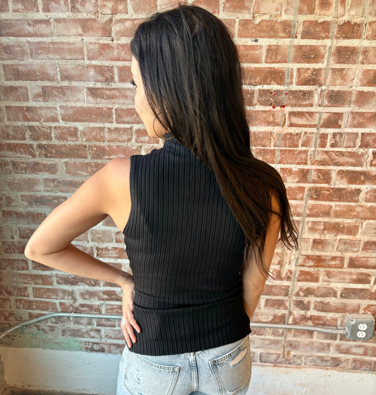 Cora ribbed keyhole top BLACK